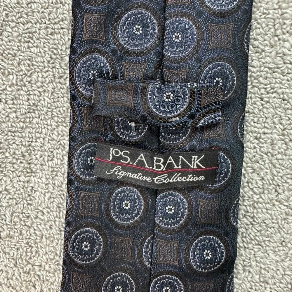 Jos A Bank Signature Collection Silk Tie Navy Blue Brown Geometric Medallion